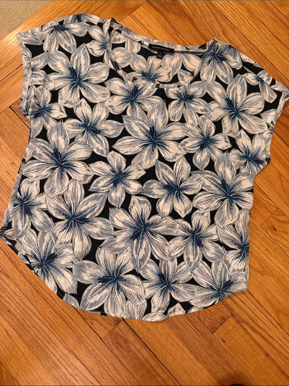 Banana Republic Navy and White Floral Short-Sleeve Blouse